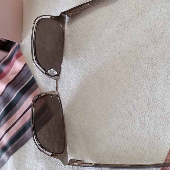 Beautiful T.B. Mirrored Sunglasses & Case - Picture 11 of 16